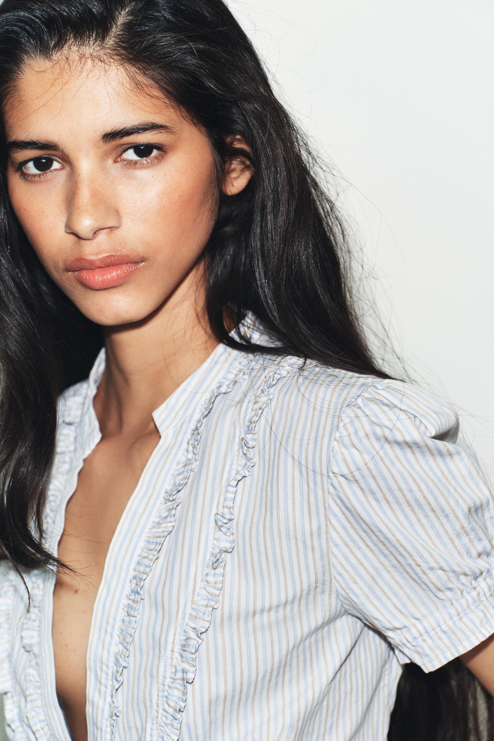 ZARA РУБАШКА ИЗ ПОПЛИНА С ВОЛАНАМИ, ПЕСОЧНЫЙ/СИНИЙ