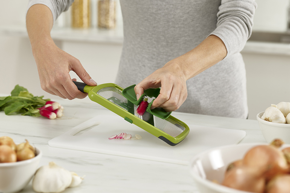 Терка с держателем для продуктов mandoline, зеленая