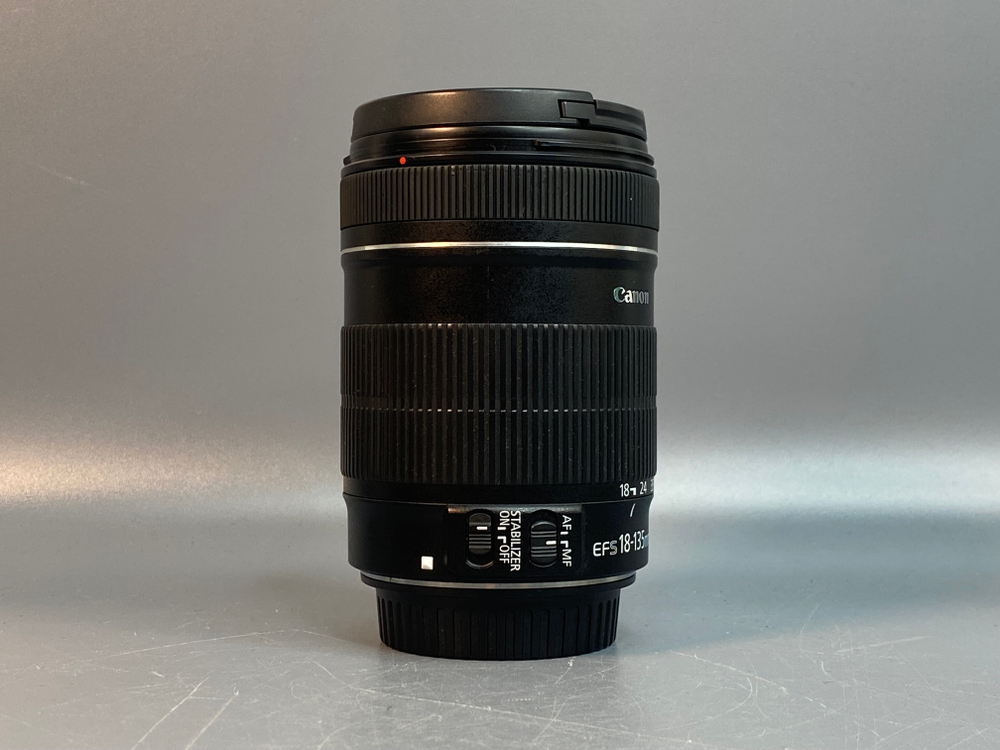 Canon EF-S 18-135mm 3.5-5.6 IS цапарина на передней линзе
