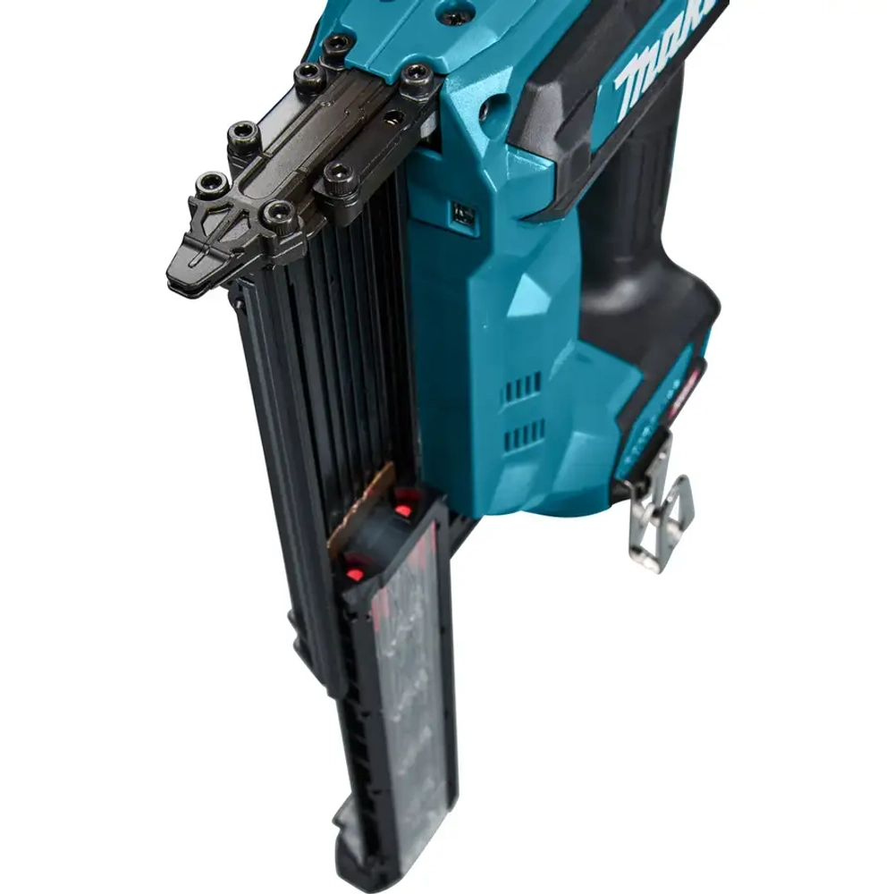 Аккумуляторный гвоздезабиватель Makita FN001GZ