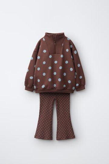 ZARA КОМПЛЕКТ ИЗ ТОЛСТОВКИ И РАСКЛЕШЁННЫХ ЛЕГИНСОВ С ПРИНТОМ В ГОРОШЕК, КОРИЧНЕВЫЙ