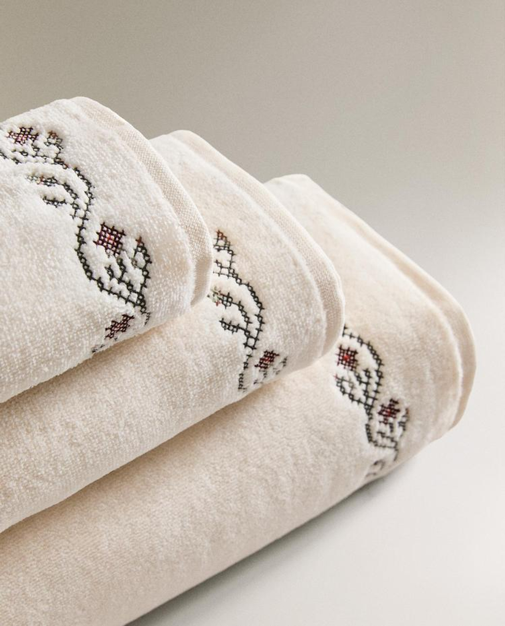 ZARA HOME БАННОЕ ПОЛОТЕНЦЕ С ВЫШИВКОЙ, ЦВЕТ СЛОНОВОЙ КОСТИ