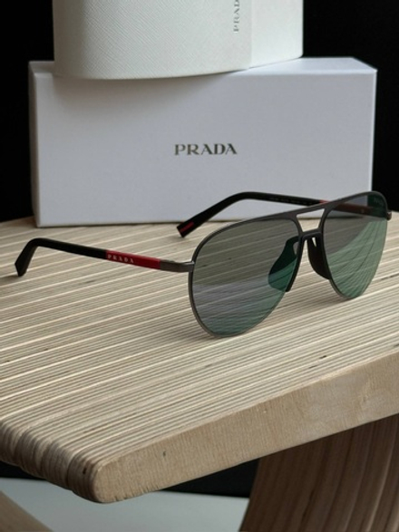Солнцезащитные очки Prada