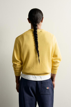 ZARA - FRUIT OF THE LOOM™ ХЛОПКОВЫЙ ДЖЕМПЕР С V-ОБРАЗНЫМ ВЫРЕЗОМ И ВЫШИВКОЙ, ЖЕЛТЫЙ