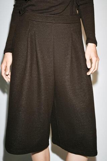 ZARA ШОРТЫ-БЕРМУДЫ ИЗ МЯГКОЙ ТКАНИ С ЗАЩИПАМИ, КОРИЧНЕВЫЙ
