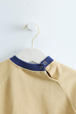 ZARA TIMELESS — ФУТБОЛКА С КОНТРАСТНЫМ ВОРОТНИКОМ, ХАКИ