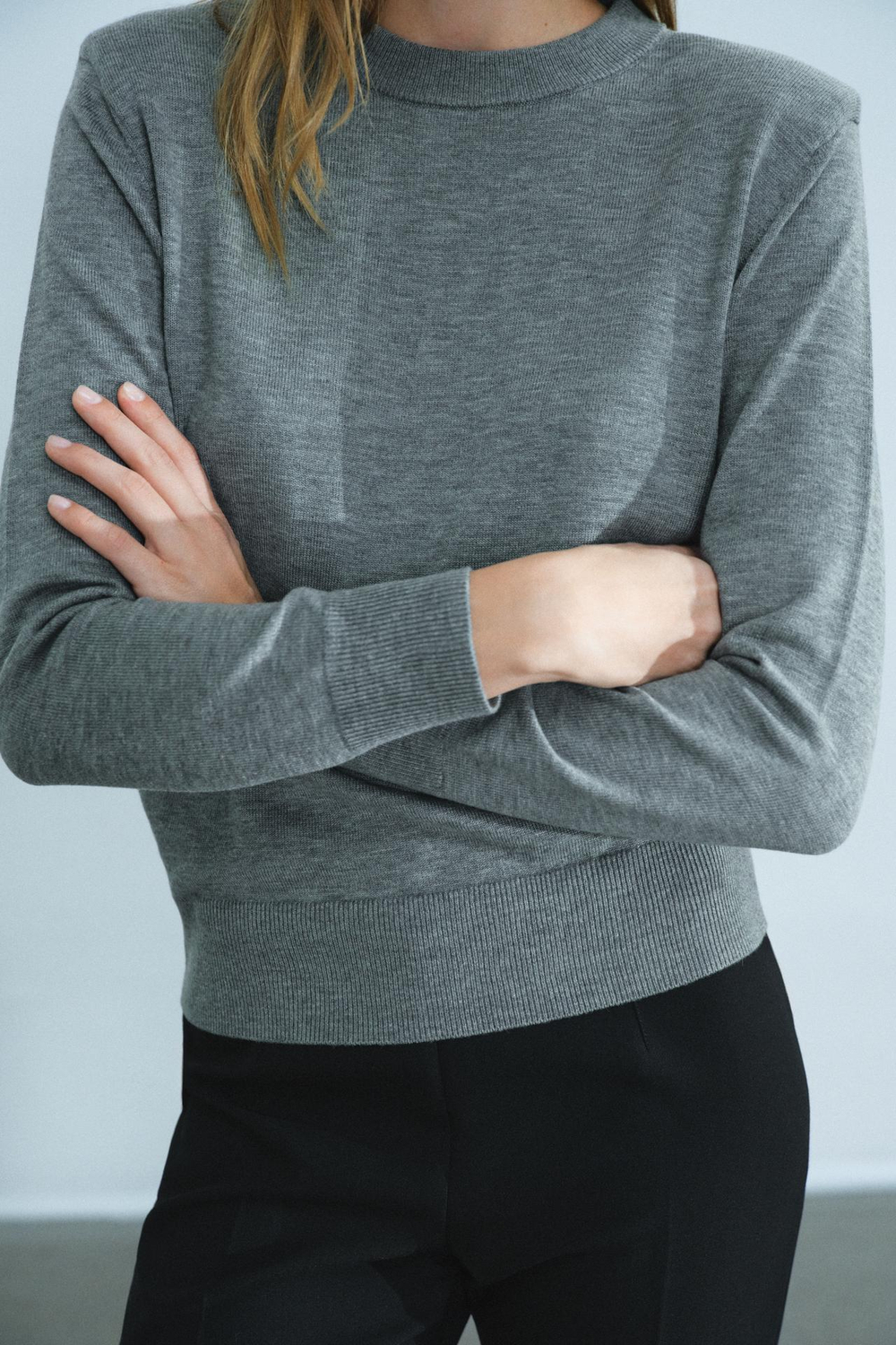 ZARA СВИТЕР С ПОДПЛЕЧНИКАМИ, СЕРЫЙ