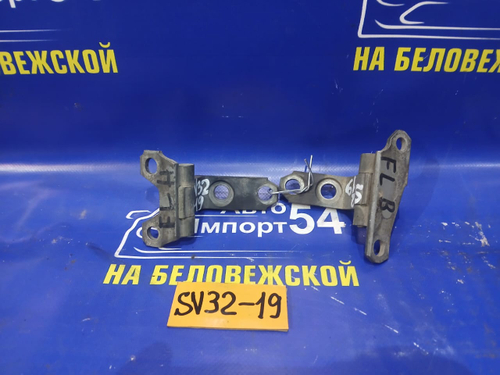 Петля двери передней левой TOYOTA VISTA 1990