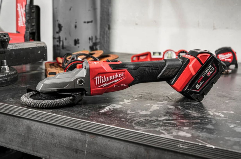 Аккумуляторная угловая шлифмашина с плоским редуктором Milwaukee M18 FSAGF125XB-0X 4933478438