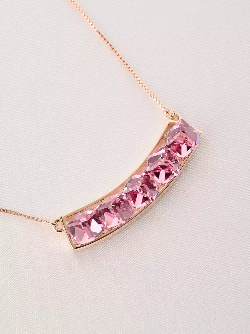 Колье Мираж с дорожкой розовых кубиков Swarovski