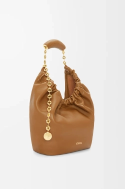 Loewe Маленькая сумка-мешок Squeeze из мягкой кожи ягненка наппа, светло-коричневый