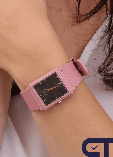 CASIO MQ-38UC-4A — классические аналоговые часы с чёрным циферблатом и розовым ремешком