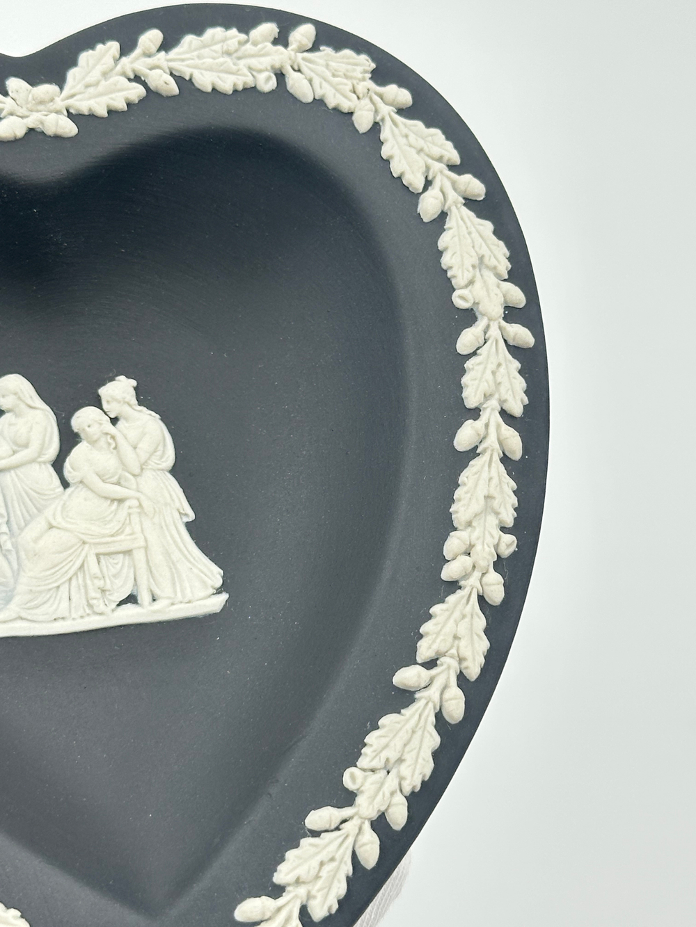 Декоративная тарелка/мелочница «Карточные масти, Черви» Wedgwood чёрная