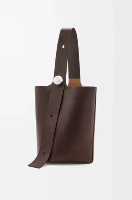 Loewe Большая сумка-ведро Pebble в мягкой зернистой телячьей коже, темно-коричневый