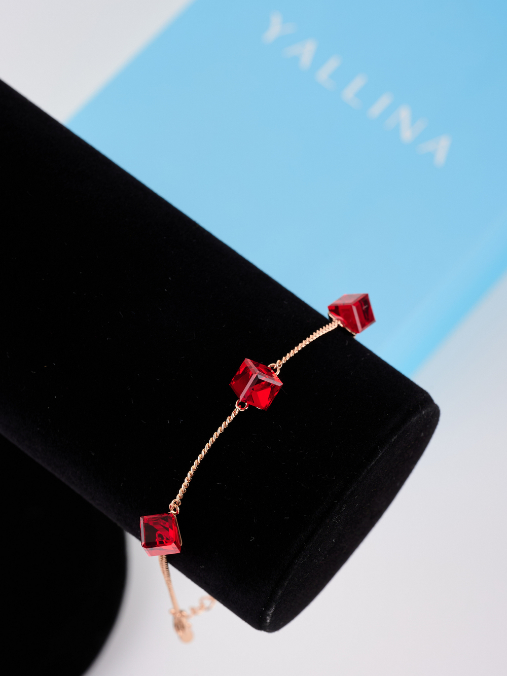 Браслет Миражи с красными кристаллами-кубиками Swarovski