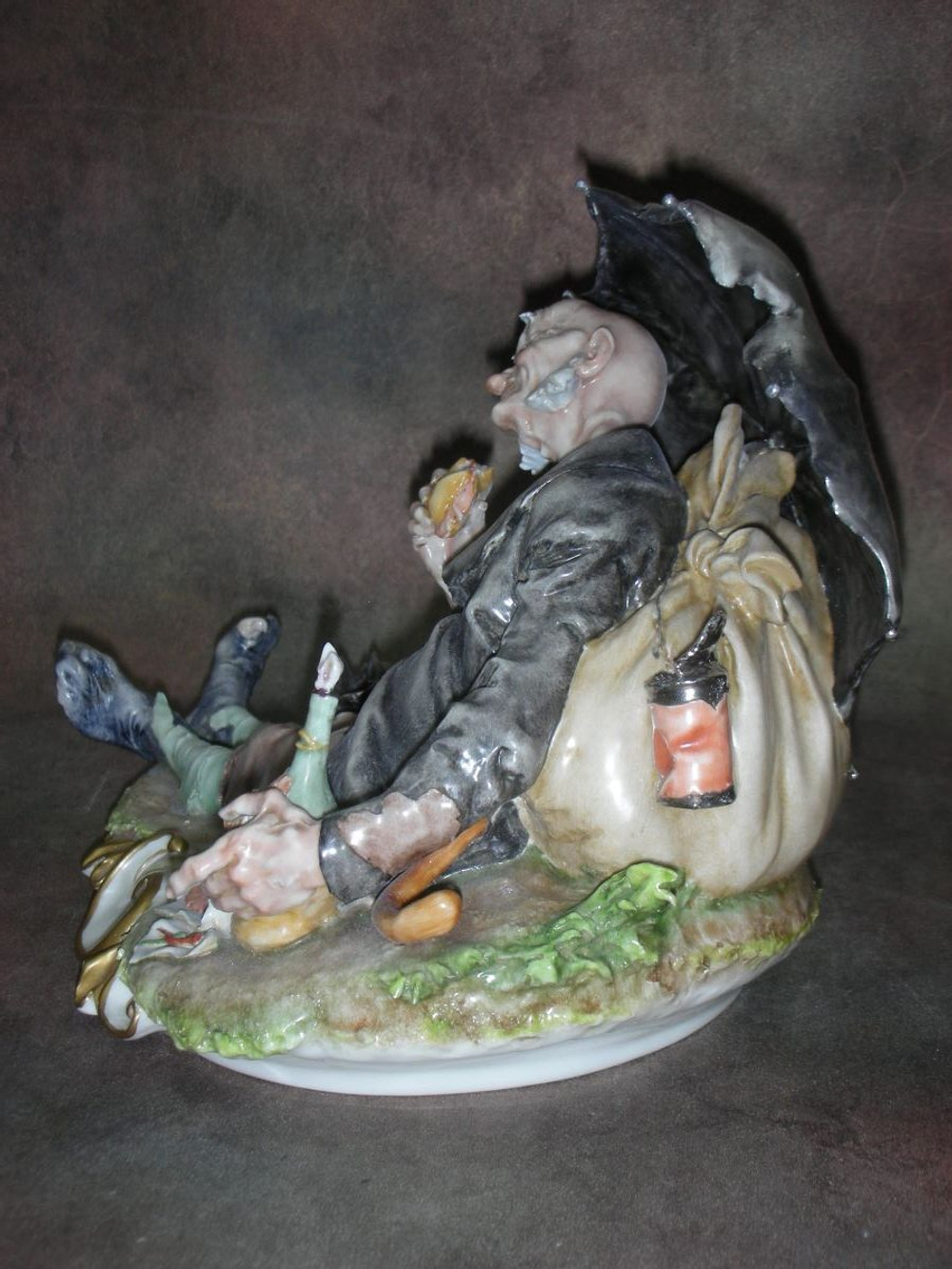 Статуэтка. Фарфор. Пикник под зонтом. Capodimonte. Италия