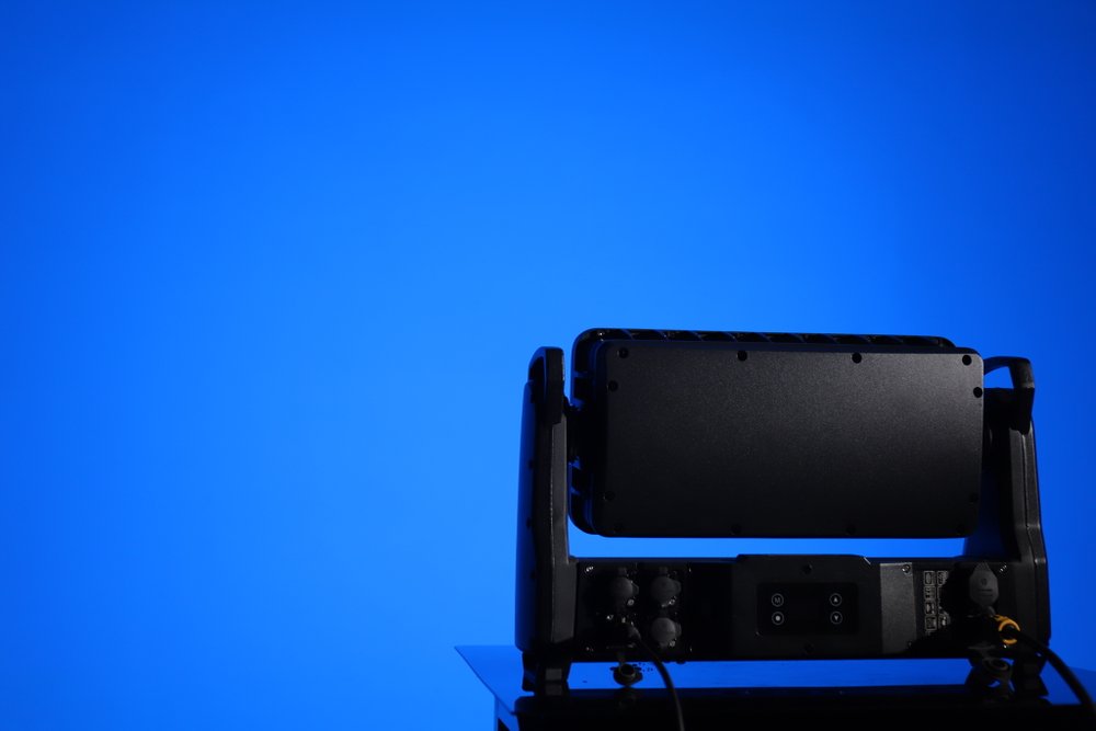Strobe Thunder M — LED стробоскоп 40×RGBW 1200 Вт IP65