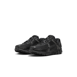 alt="Кроссовки Nike Zoom Vomero 5 полностью черные вид спереди"