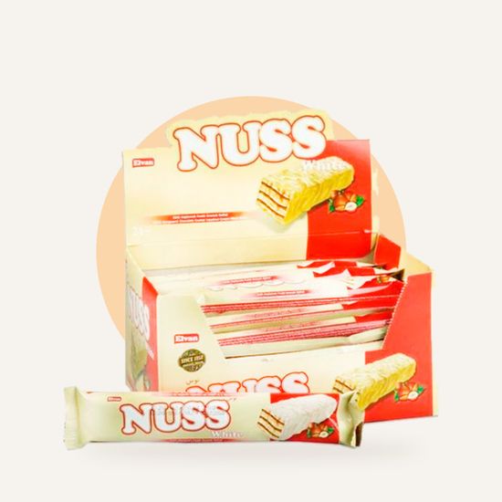 Вафельный батончик Nuss Wafer в белом шоколаде с орехом — на фирменном фоне OH MY GEEK