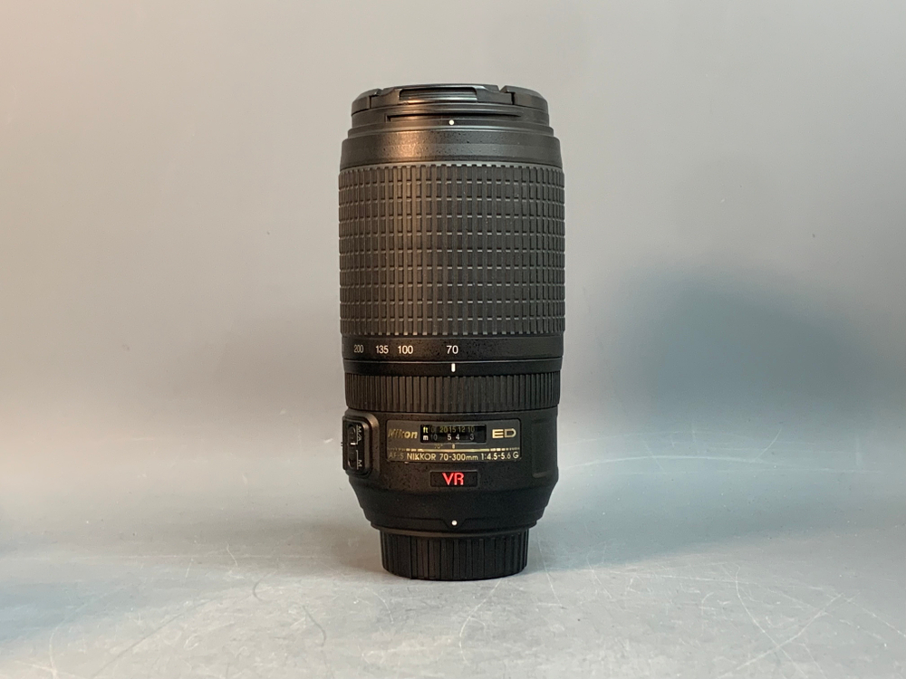 Nikon 70-300mm 4.5-5.6G ED-IF AF-S VR Zoom-Nikkor, точки на передней линзе