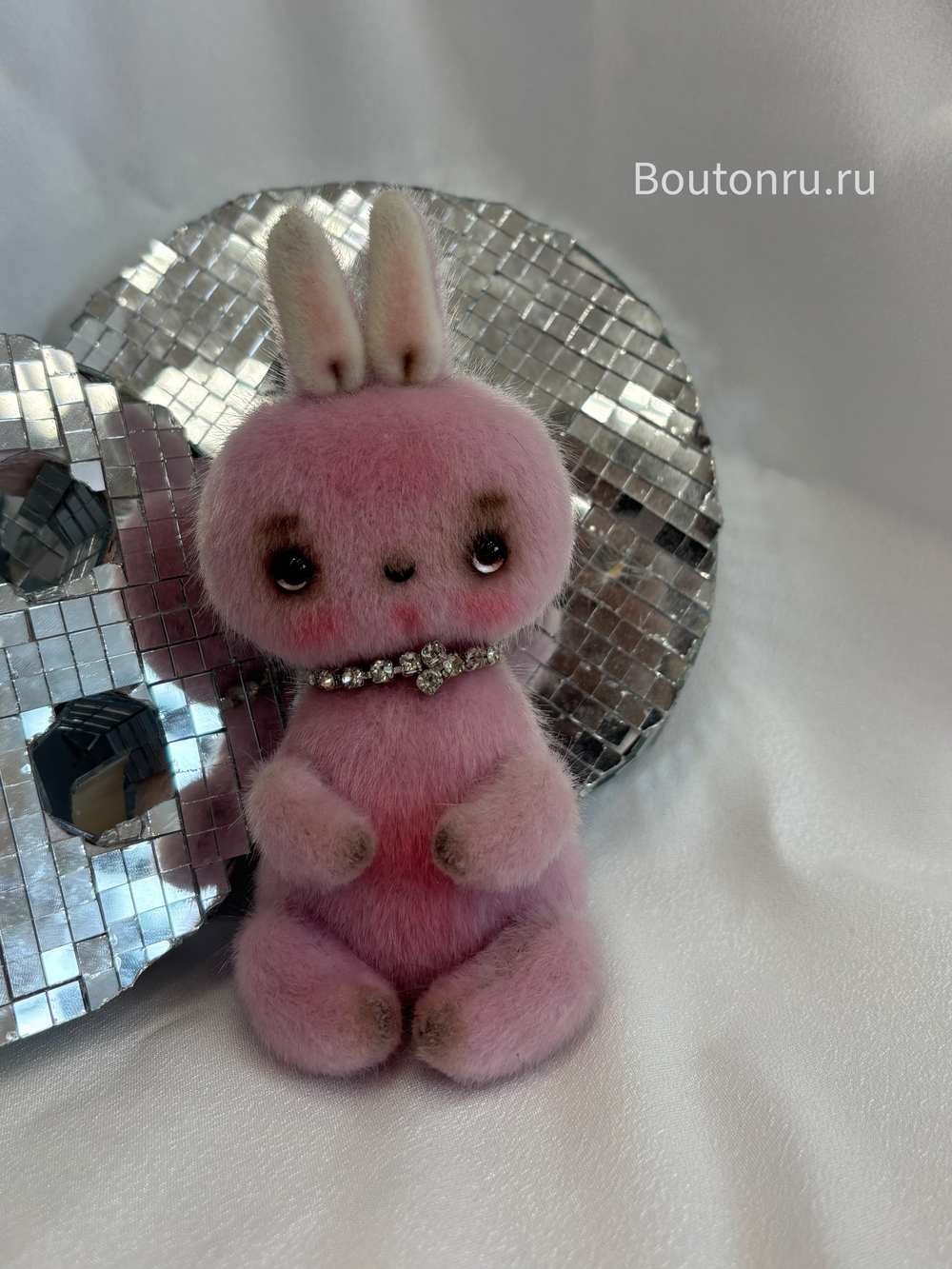 Игрушка в виде розового зайчика ручная работа