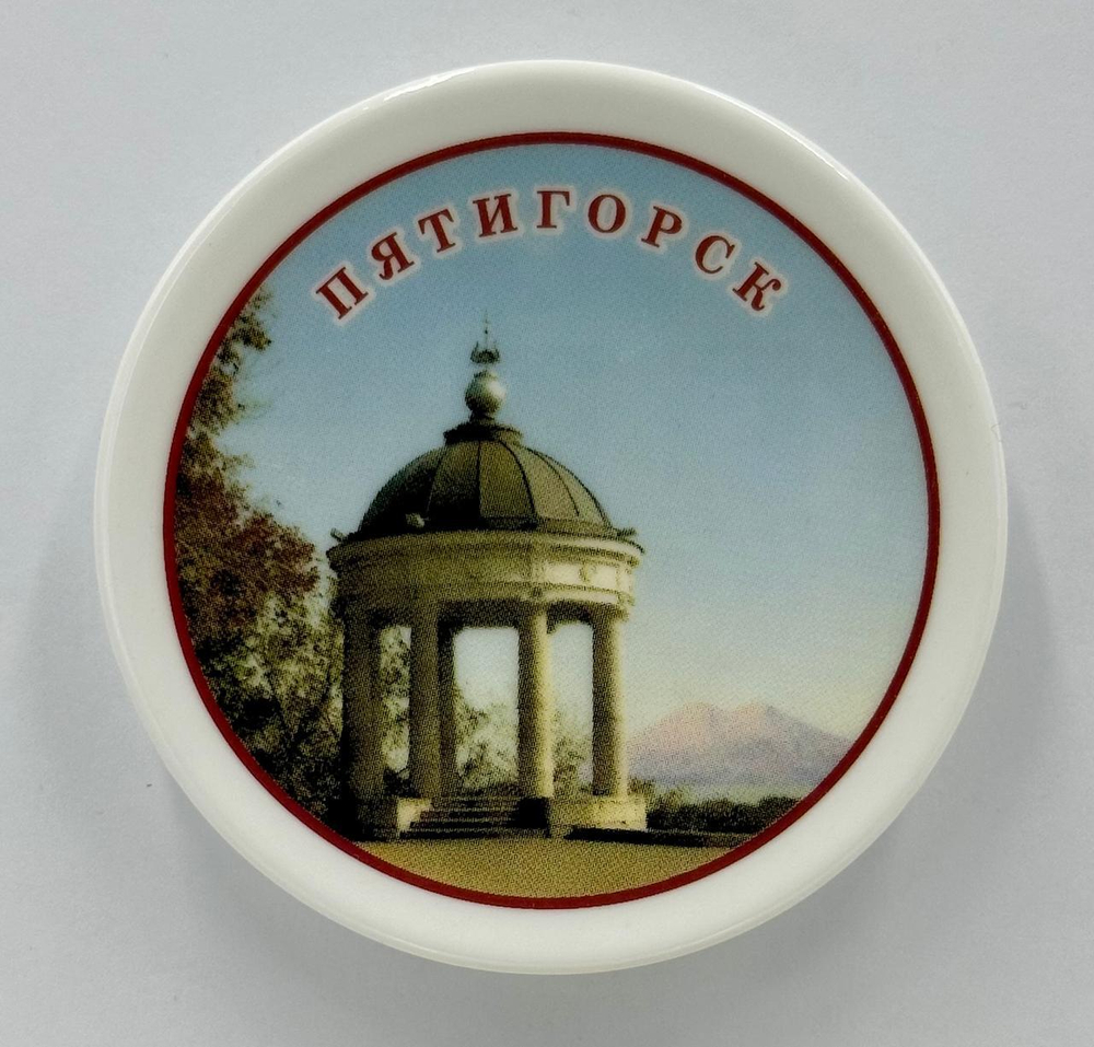 Магнит на холодильник. Фарфор.