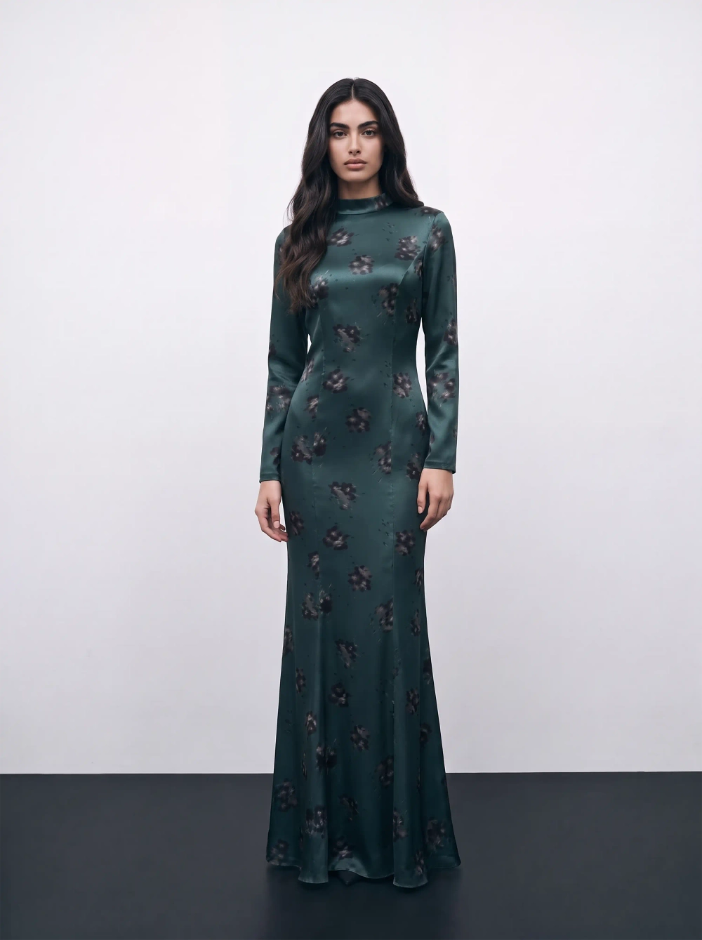 Белла макси (Bella maxi), платье с длинным рукавом из изумрудного атласа средние черные цветы