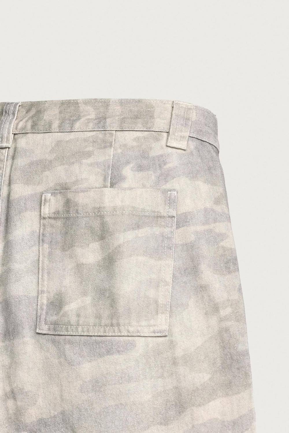 ZARA БРЮКИ RELAXED FIT С АБСТРАКТНЫМ ПРИНТОМ, КАМЕННО-СЕРЫЙ