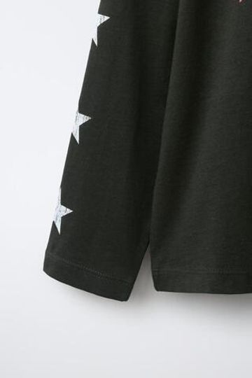ZARA ЛОНГСЛИВ С ПРИНТОМ QUEEN ©™, ТЕМНЫЙ АНТРАЦИТ