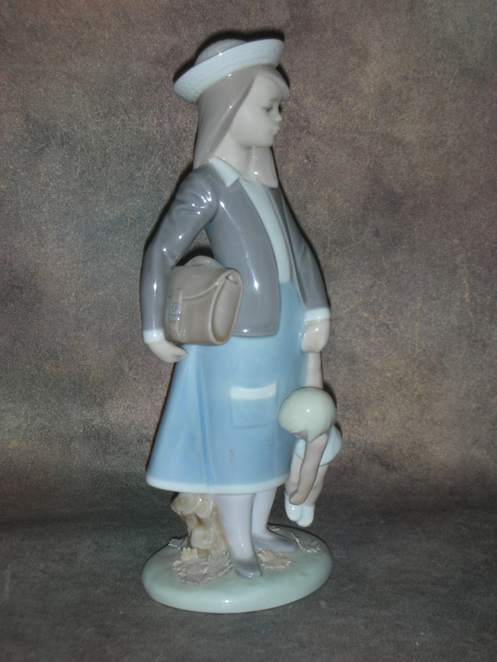 Статуэтка. Фарфор. Девочка с куклой и портфелем. Lladro. Испания