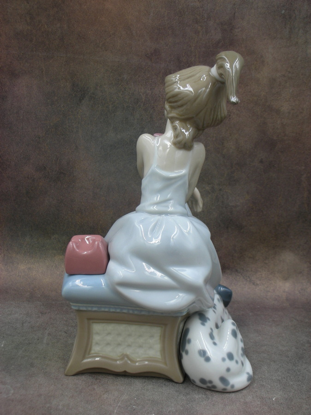 Статуэтка. Фарфор. Девушка с телефоном и далматинцем. Lladro
