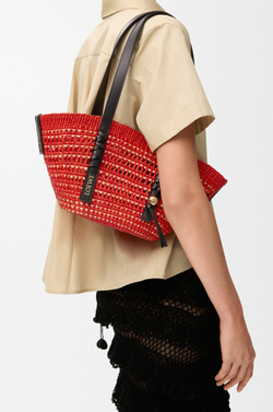 Loewe Небольшая плетеная сумка-корзина Braid из пальмы и телячьей кожи, красный