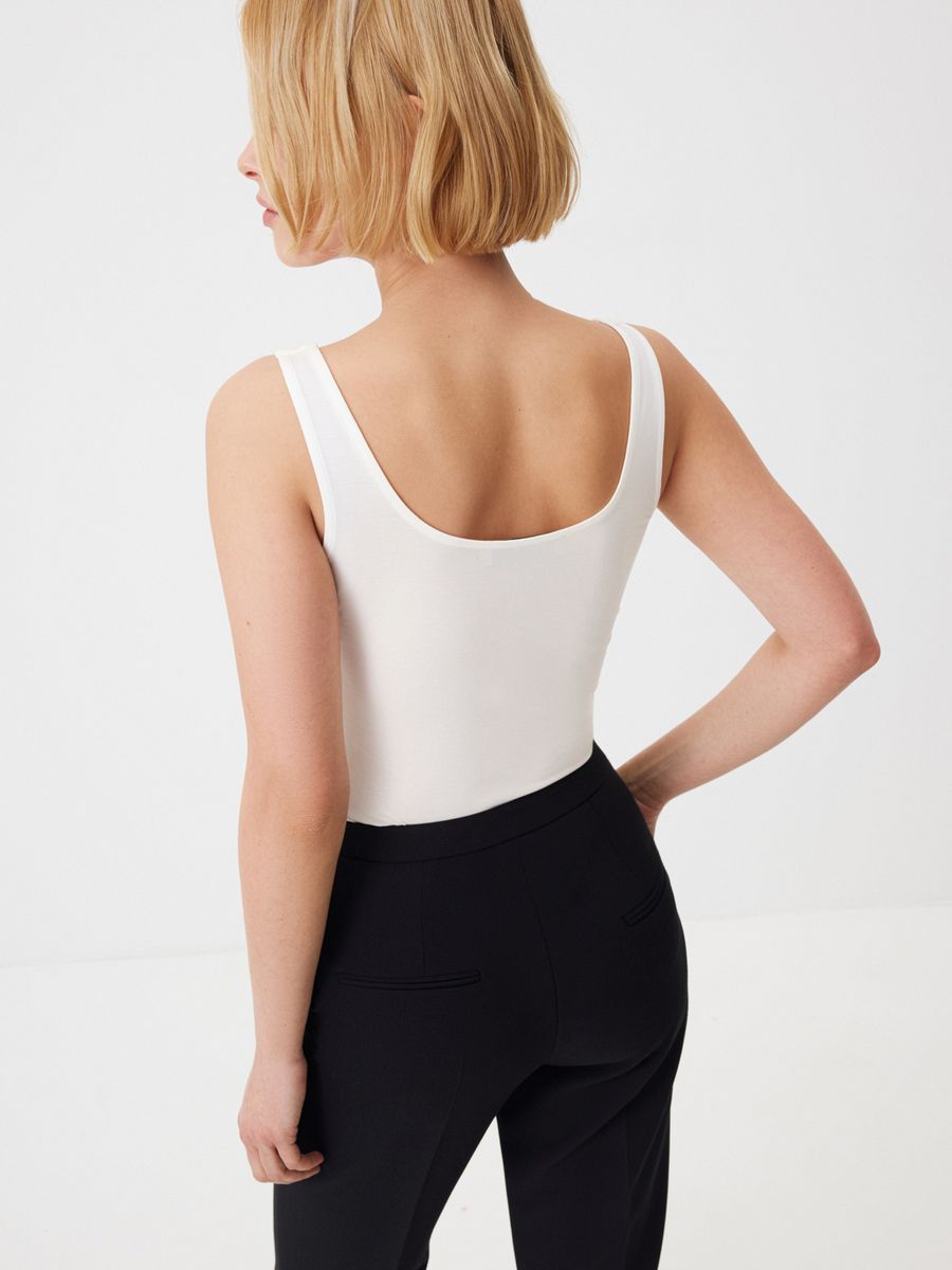 Топ из струящегося трикотажа Elegant White
