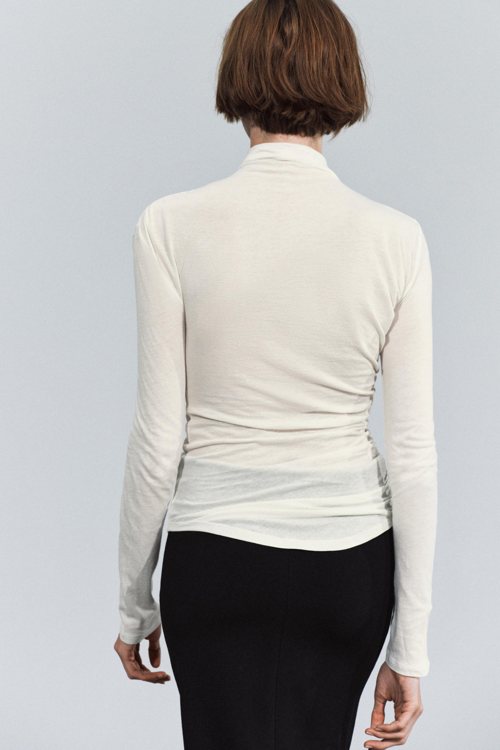 ФУТБОЛКА С ВЫСОКИМ ВОРОТНИКОМ И СБОРКАМИ — ZARA