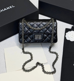 Купить маленькую чёрную сумку Шанель Chanel 2.55 Reissue Small премиум класса, вид спереди