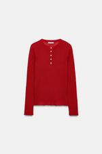 ФУТБОЛКА С ПЛАМКОЙ НА ПУГОВИЦАХ — ZARA
