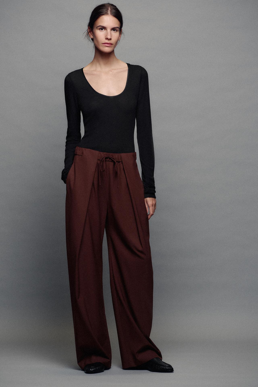ZARA БРЮКИ СО СКЛАДКАМИ — ZW COLLECTION, ГРАНАТОВЫЙ
