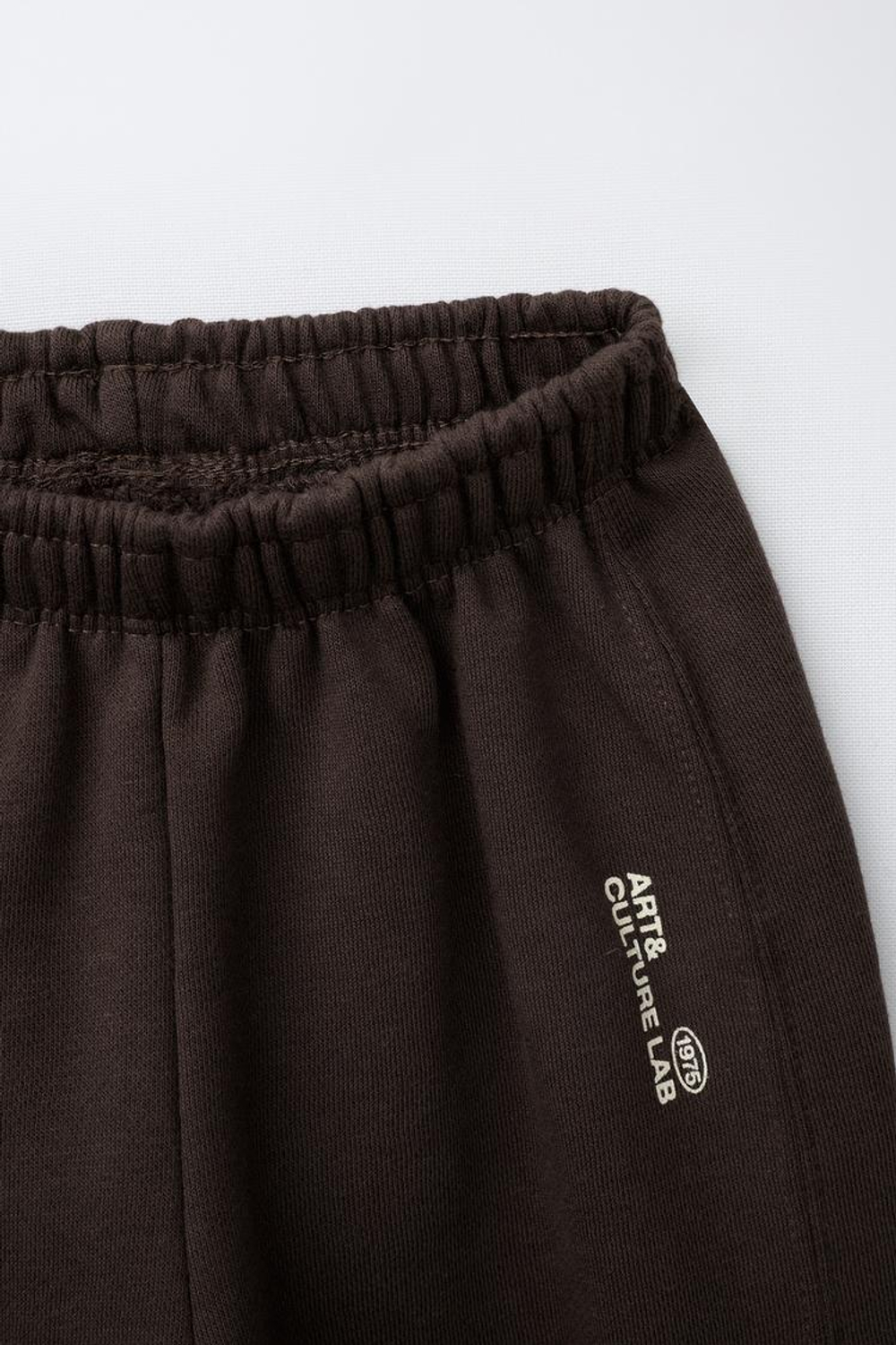 ZARA КОМПЛЕКТ ИЗ ХУДИ И БРЮК-ДЖОГГЕРОВ С НАДПИСЯМИ, КОРИЧНЕВЫЙ