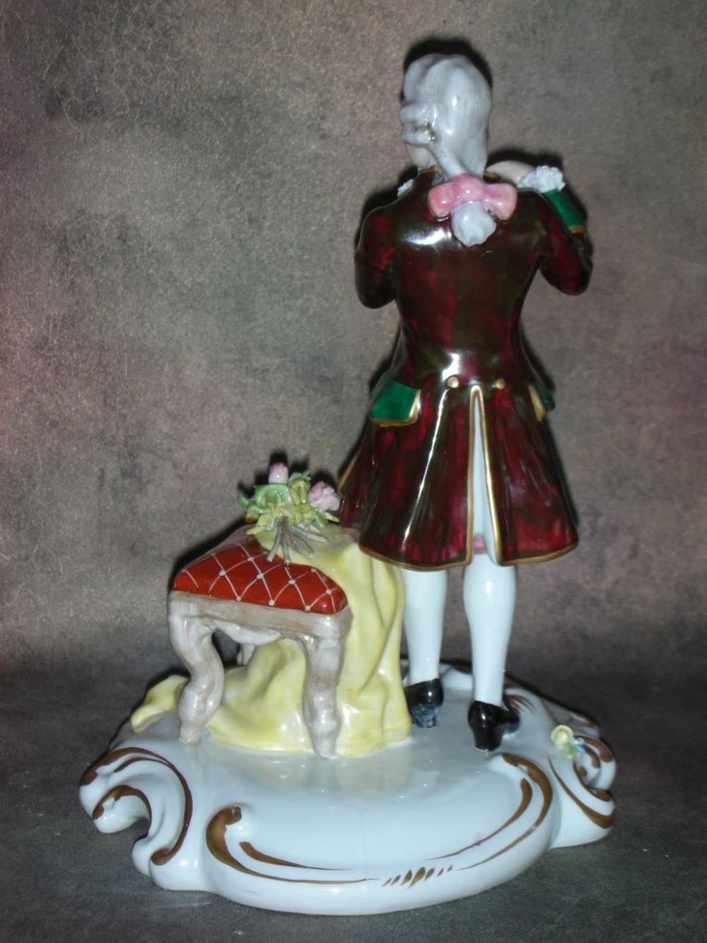 Статуэтка. Фарфор. Лорд играющий на флейте. Capodimonte. Италия