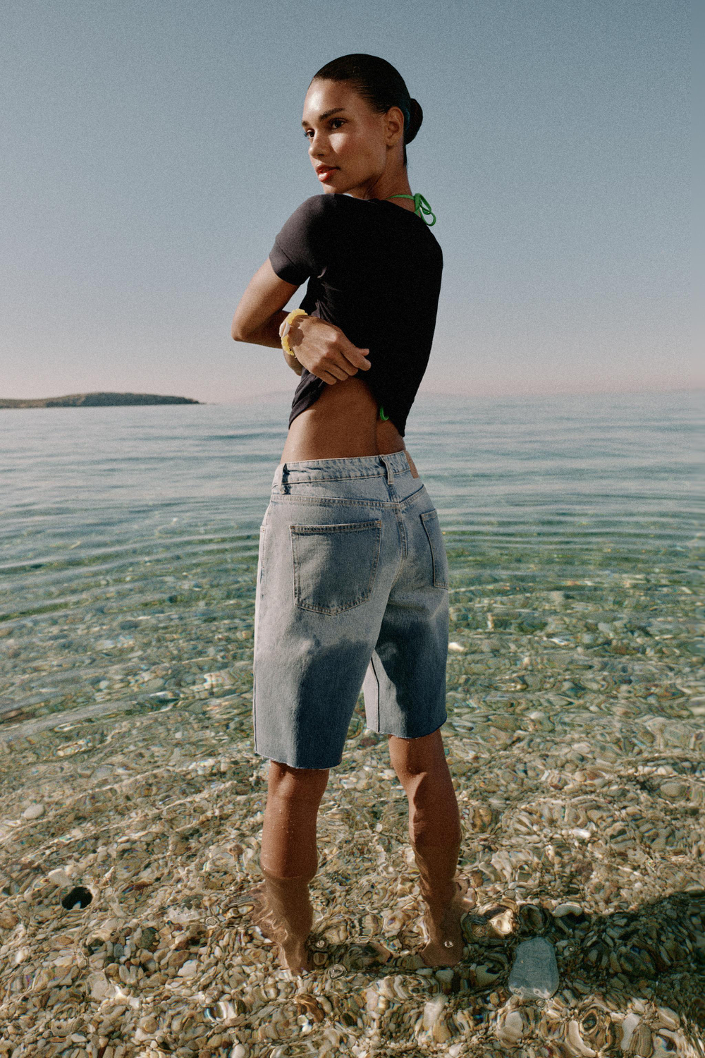 МИНИМАЛИСТИЧНАЯ ФУТБОЛКА С КОРОТКИМИ РУКАВАМИ — ZARA