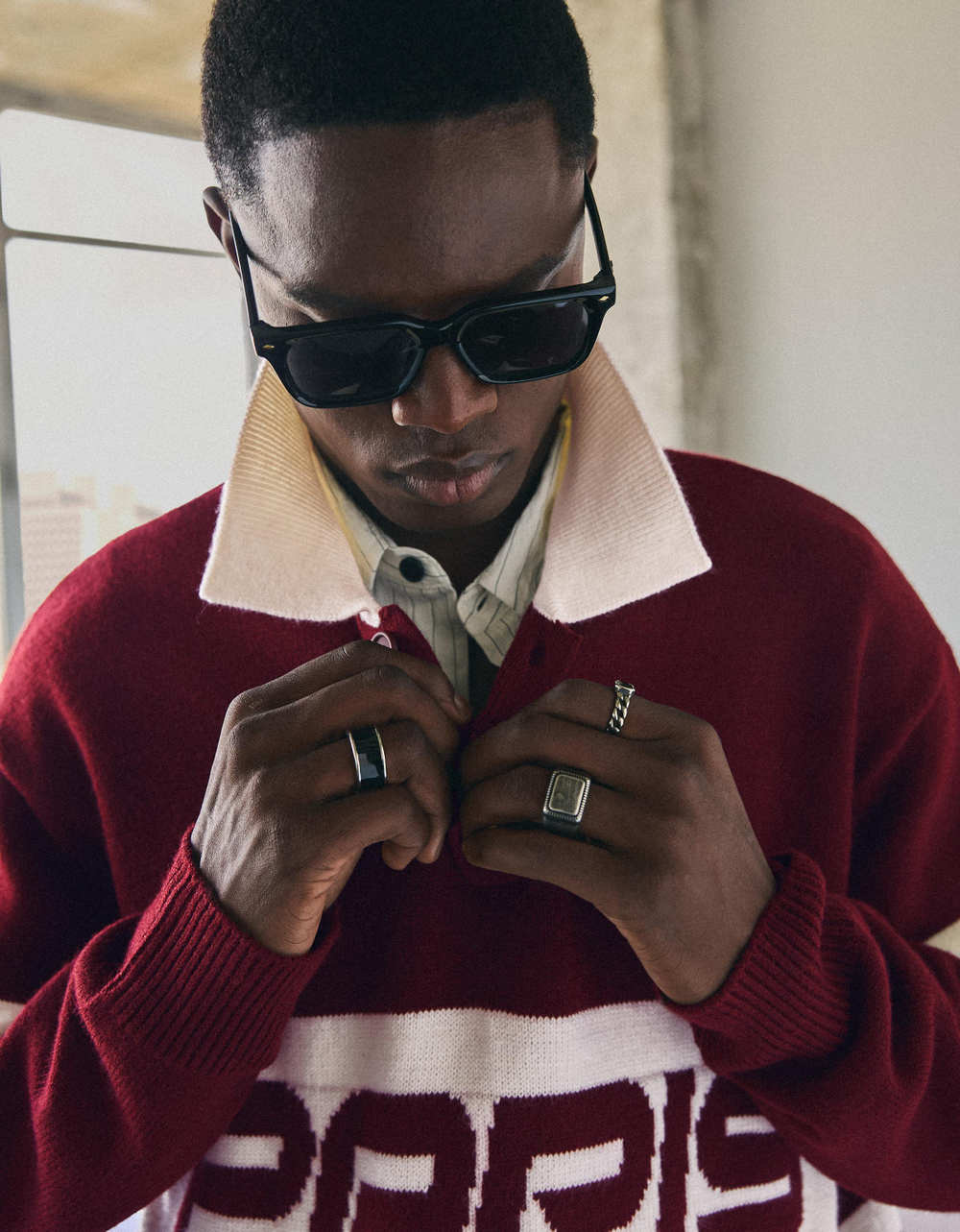 Мужской джемпер с воротником-поло и вышивкой - BERSHKA