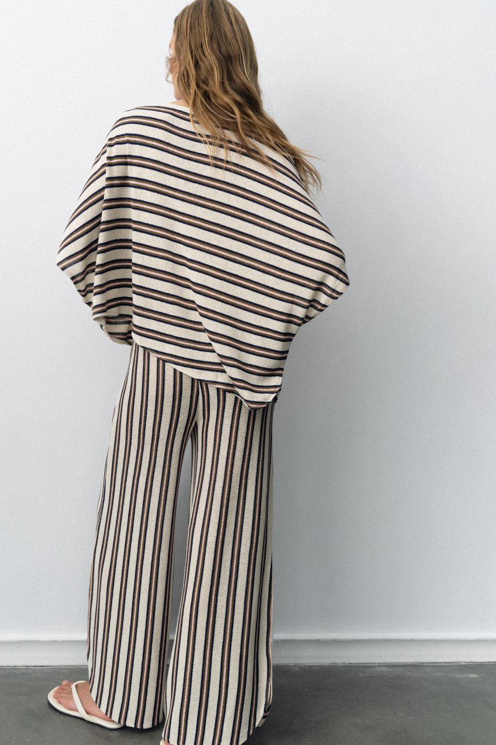 БРЮКИ ИЗ ФАКТУРНОЙ ТКАНИ С РАЗРЕЗАМИ — ZARA