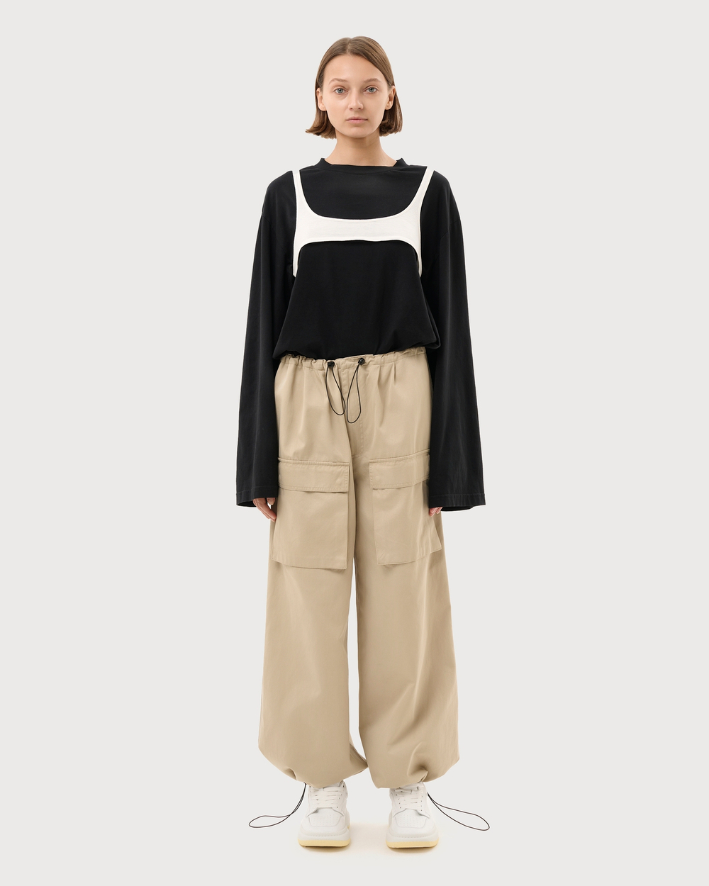 MM6 MAISON MARGIELA БРЮКИ ЖЕНСКИЕ ИЗ ГАБАРДИНА С НАКЛАДНЫМИ КАРМАНАМИ БЕЖЕВЫЕ