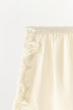 ZARA АТЛАСНЫЕ ШОРТЫ С КРУЖЕВОМ, ЭКРЮ