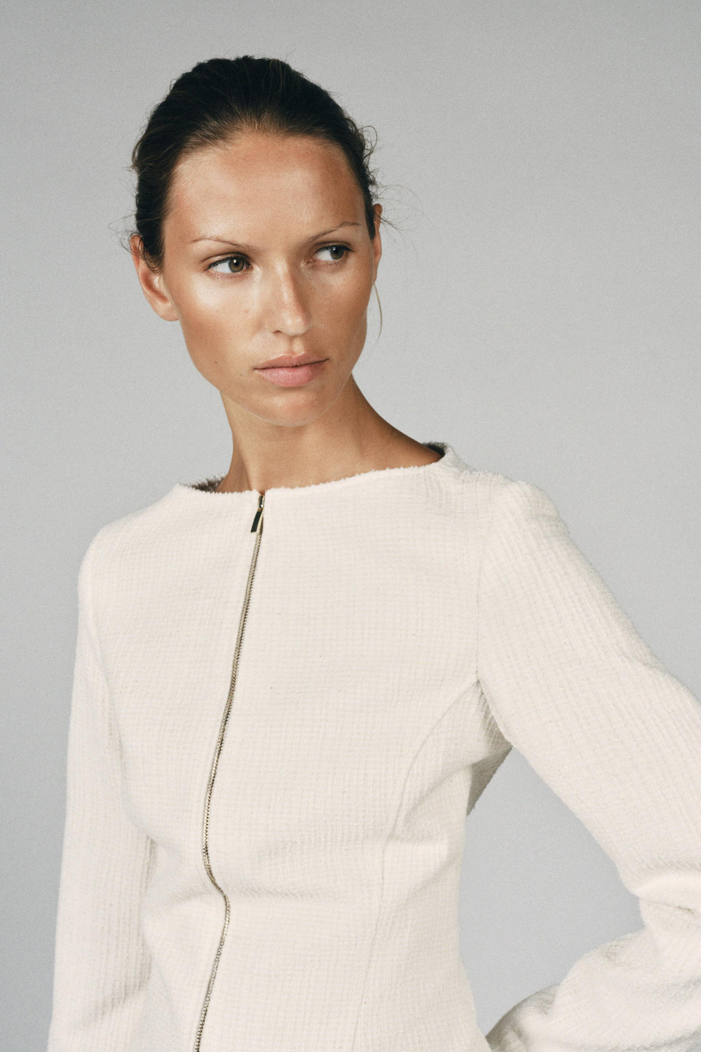 БЛЕЙЗЕР С ВЫРЕЗОМ ЛОДОЧКОЙ — ZARA
