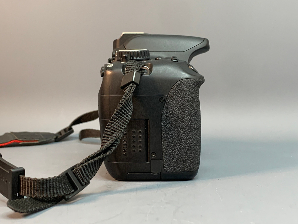 Canon 650D kit 18-55mm 3.5-5.6 IS II 12.000 кадров