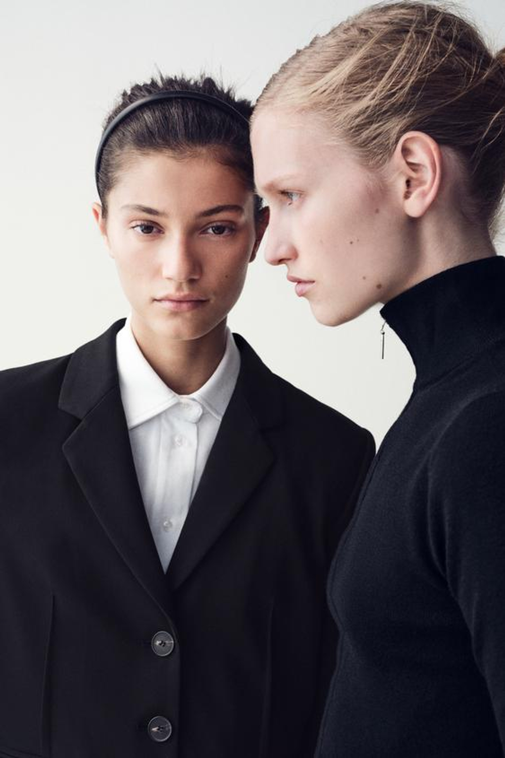 ZARA УКОРОЧЕННЫЙ БЛЕЙЗЕР С ЗАЩИПАМИ, ЧЕРНЫЙ