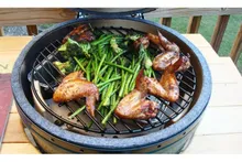 Керамический гриль Big Green Egg L Large (Большой), 46 см на столе из дуба