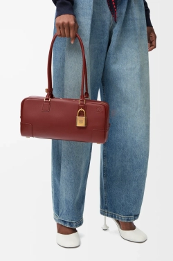 Loewe Укороченная сумка Amazona 31 из блестящей телячьей кожи, красное дерево