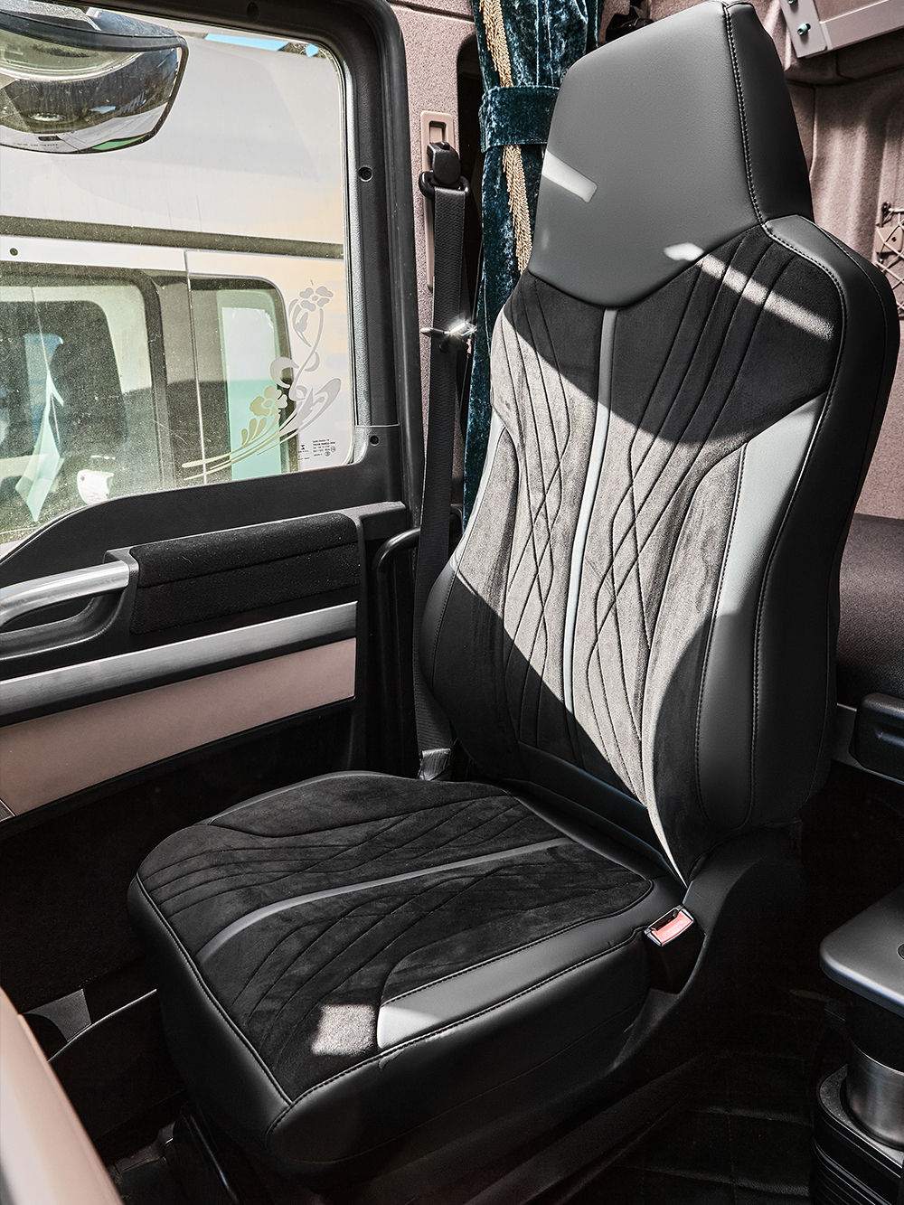 Чехлы Люкс MAN TGX до 2021 года (экокожа, черный, черная вставка)